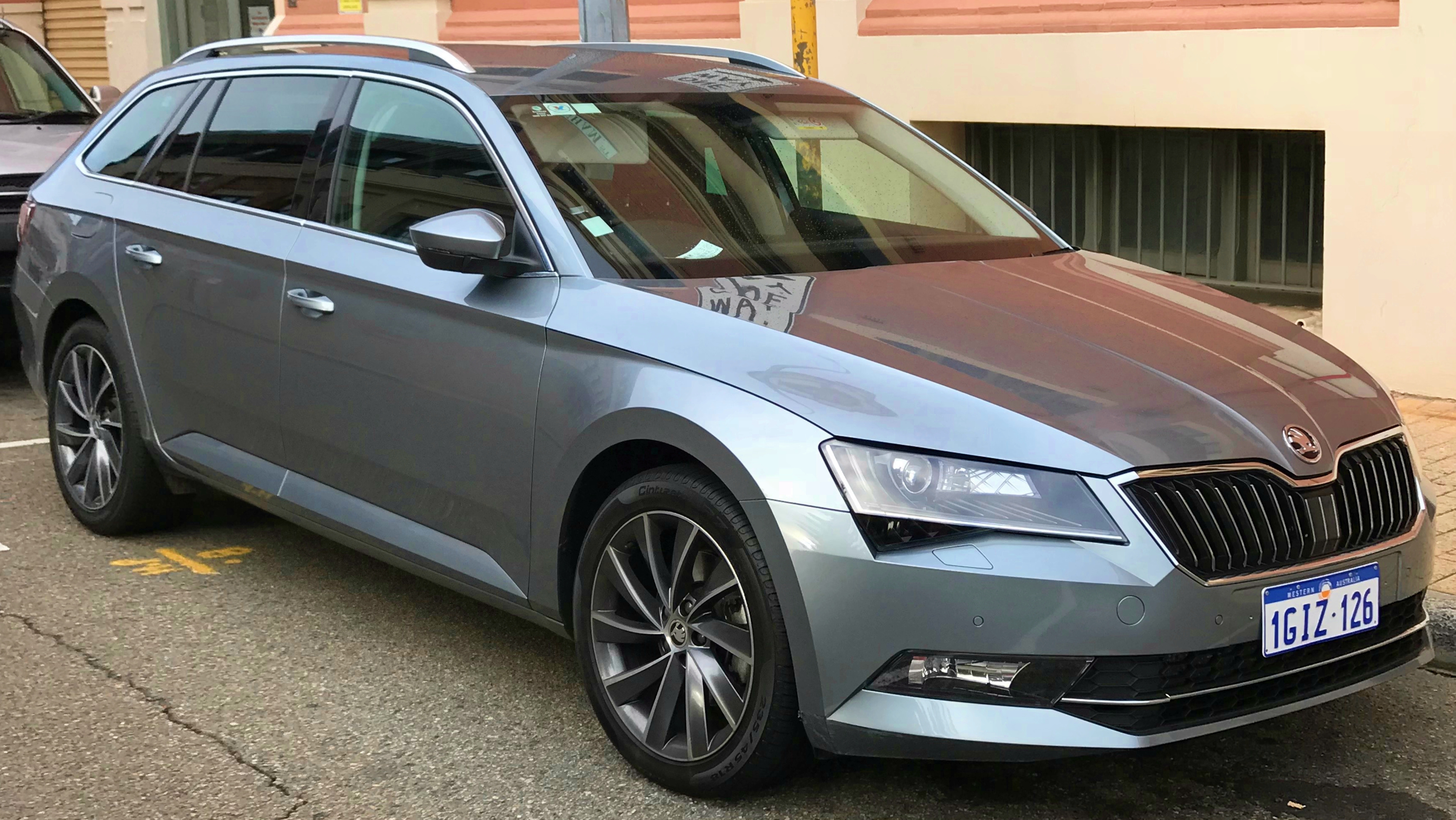 ファイル:2017 Skoda Superb (NP) 140TDI station wagon (2018-04-13