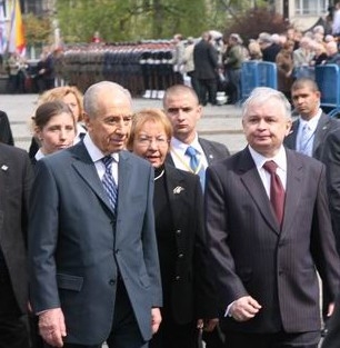 Peres at the 65th Anniversary of the Warsaw Ghetto Uprising ceremony with Polish president Lech Kaczyński, 2008