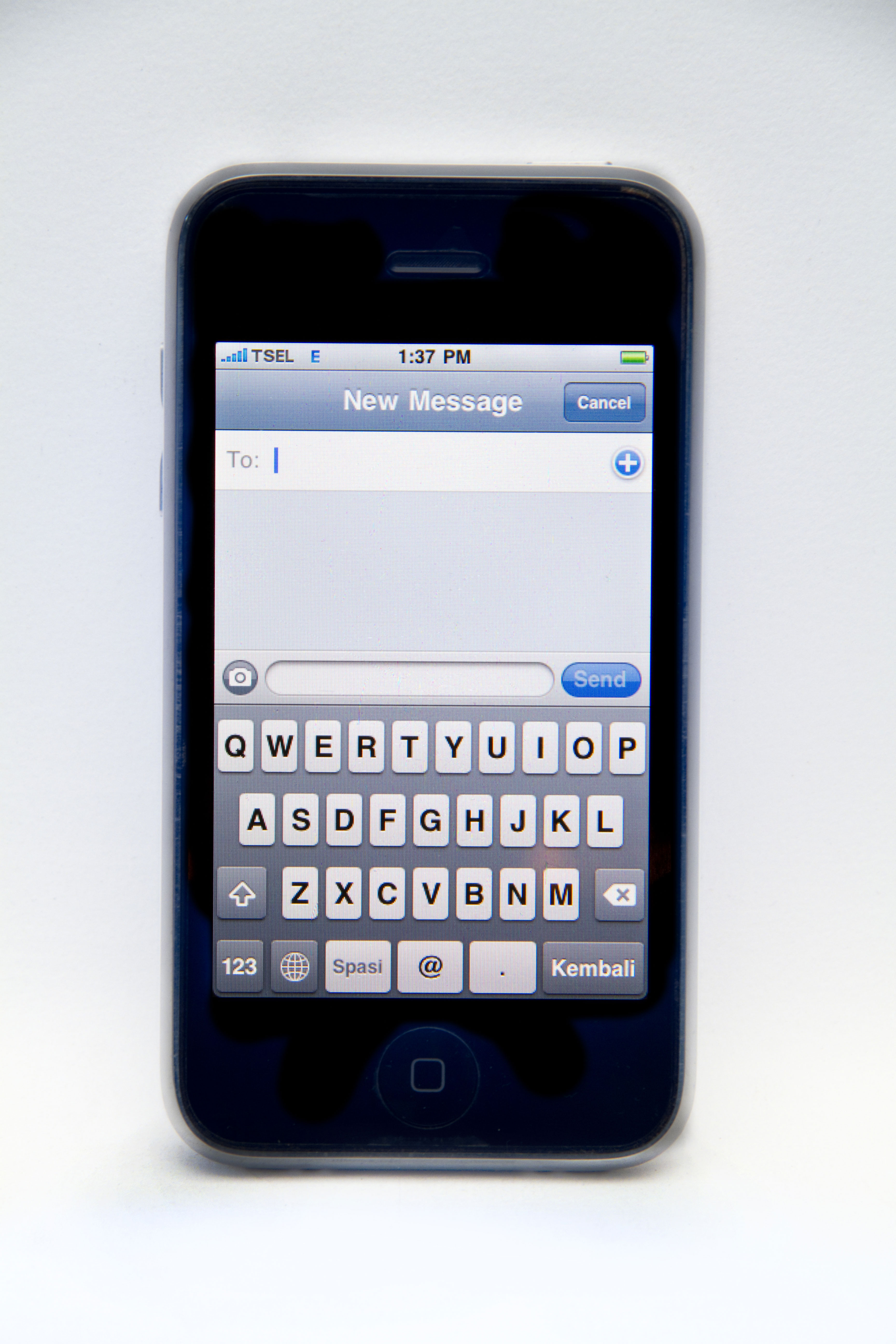 A White iPhone 3G displaying virtual keyboard in portrait mode.jpg