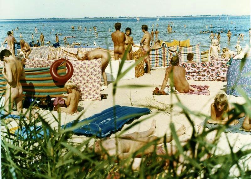 File:Bundesarchiv Bild 183-1984-0828-411A, Wismarer Bucht, FKK-Strand crop.jpg