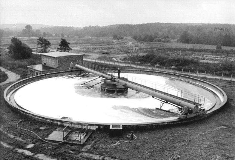 File:Bundesarchiv Bild 183-1984-1002-002, Güstrow, Zuckerwerk, Klärwerk.jpg