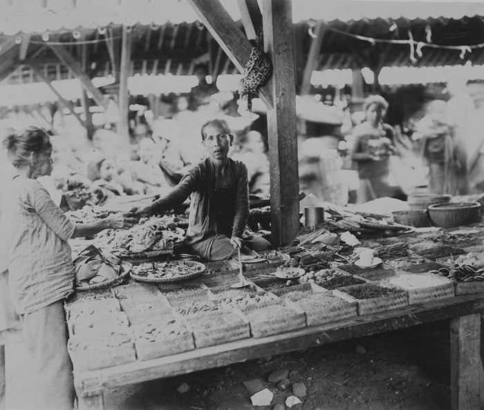 File:COLLECTIE TROPENMUSEUM Vrouwen op de markt TMnr 60043330.jpg