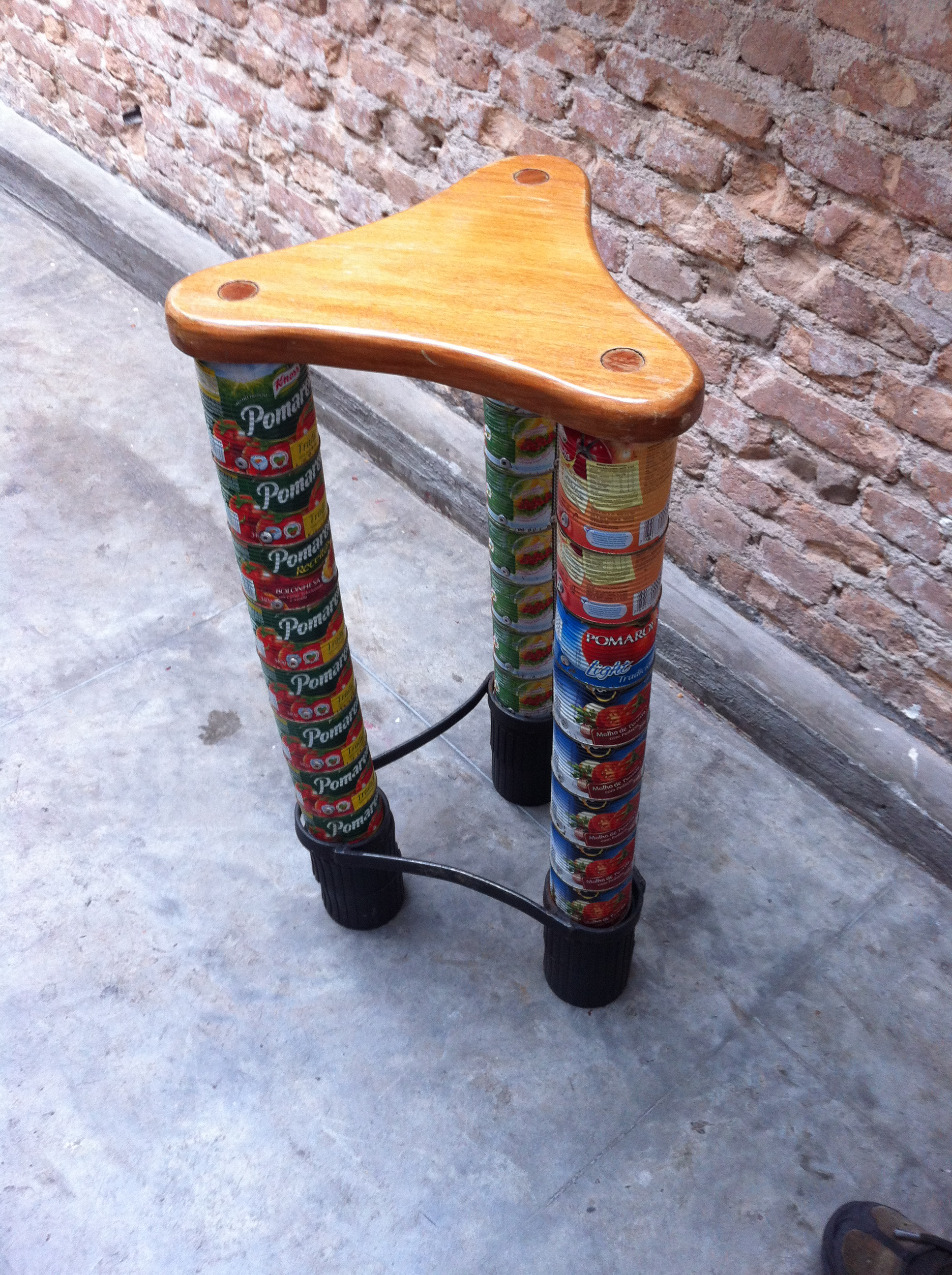 https://upload.wikimedia.org/wikipedia/commons/6/62/Cans_repurposed_as_a_chair_in_Brazil.jpg