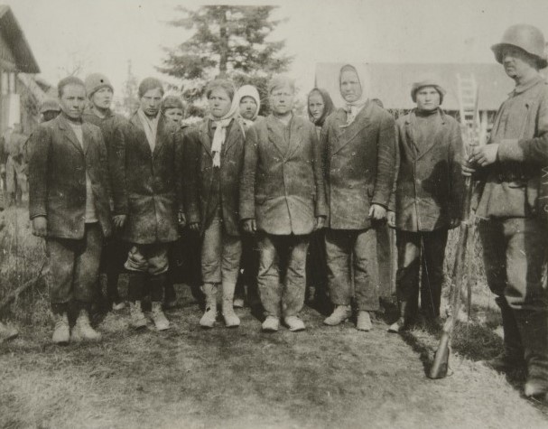 File:Captured Red women in Syrjäntaka 1918.jpg