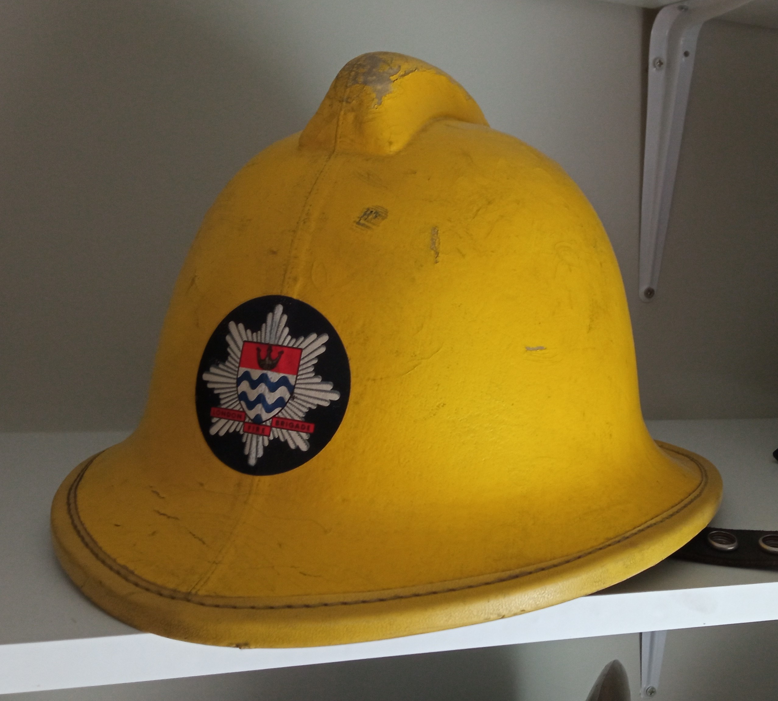 Casco de bombero - Wikipedia, la enciclopedia libre