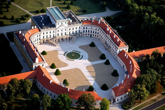 Schloss Esterházy (Luftbild), Fertőd (UNESCO-Welterbe in Ungarn)