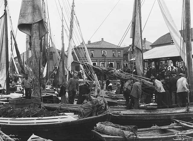 File:Fredrikstad - Fiskebryggen Makrellbåter 14. juni 1902, Wilse NF.W 01322.jpg