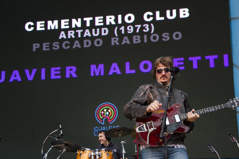 Javier Malosetti, bajista de Spinetta en la década de 1990 y parte de la siguiente, interpretando "Cementerio Club" en un homenaje a Spinetta realizado en Tecnópolis en 2014.