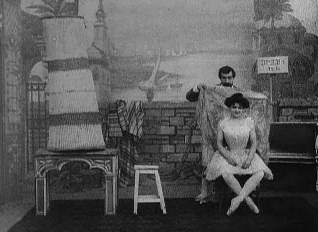 File:Méliès, L'illusioniste fin-de-siècle (Star Film 183, 1899).jpg