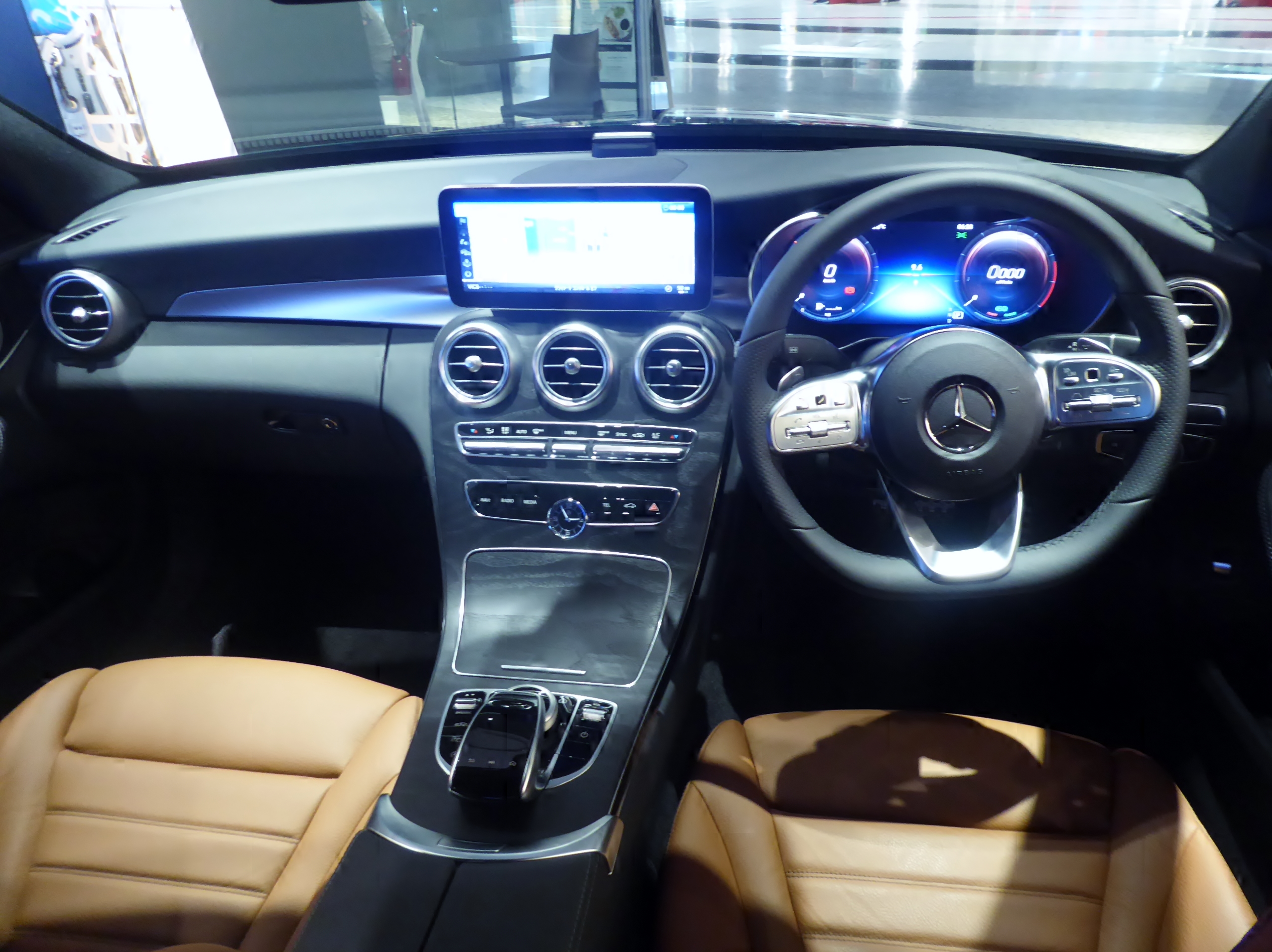 File:Mercedes-Benz C 200 4MATIC AVANTGARDE (W205) interior.jpg