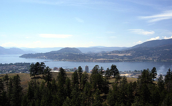 山丘上眺望歐肯納根湖，真的是汪洋大海不誇張。Okanagan lake，位於離溫哥華不遠的Kelowna。