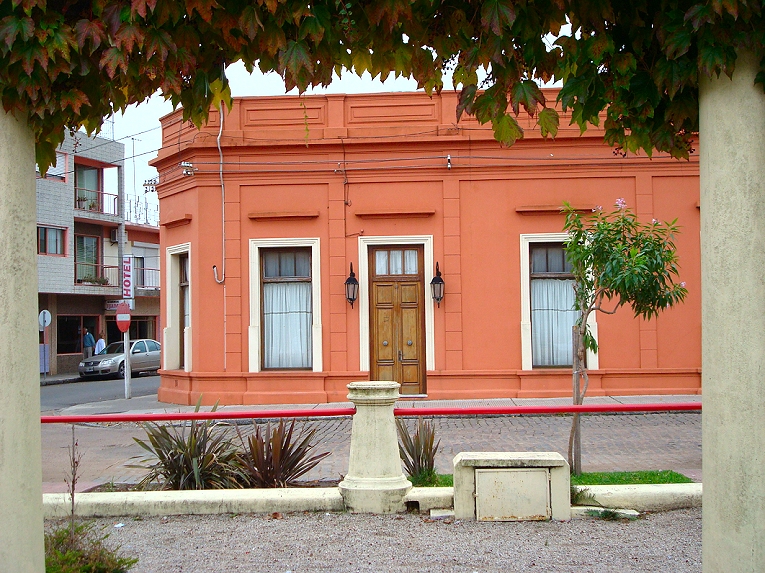 File:Old house in Carmelo.jpg