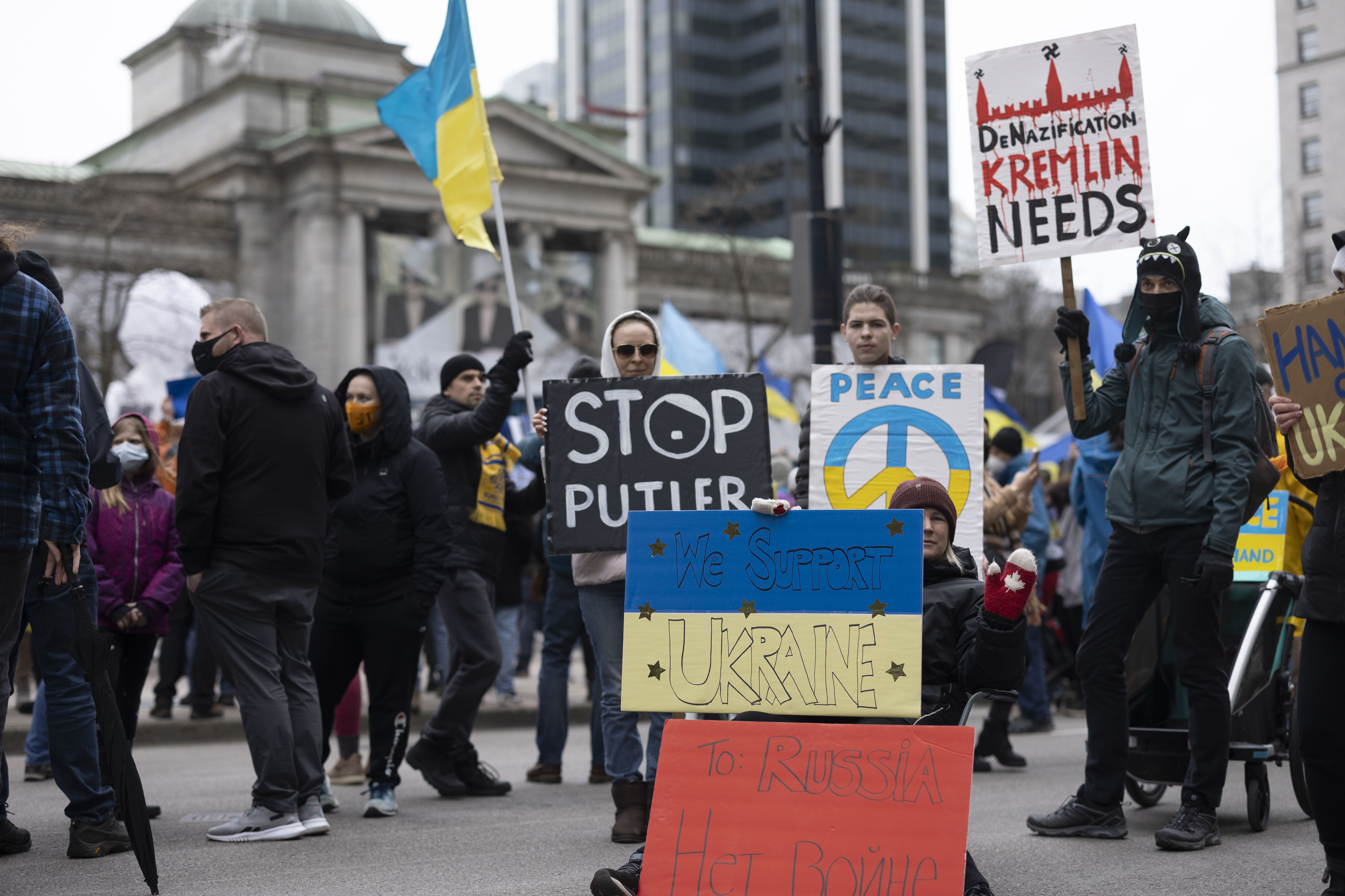 Anti ukrainian. Stand with Ukraine. London Stands with Ukraine фото. Stand with Ukraine Tour.