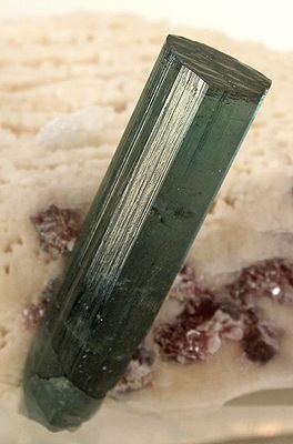 File:Tourmaline-Lepidolite-Feldspar-Group-248018.jpg