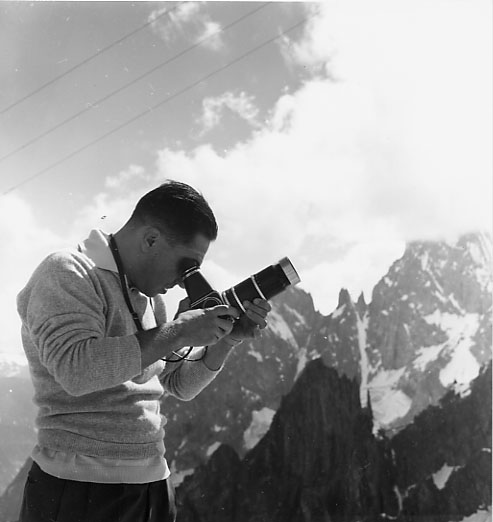 Tullio Farabola con la Hasselblad alla funivia del Monte Bianco.jpg