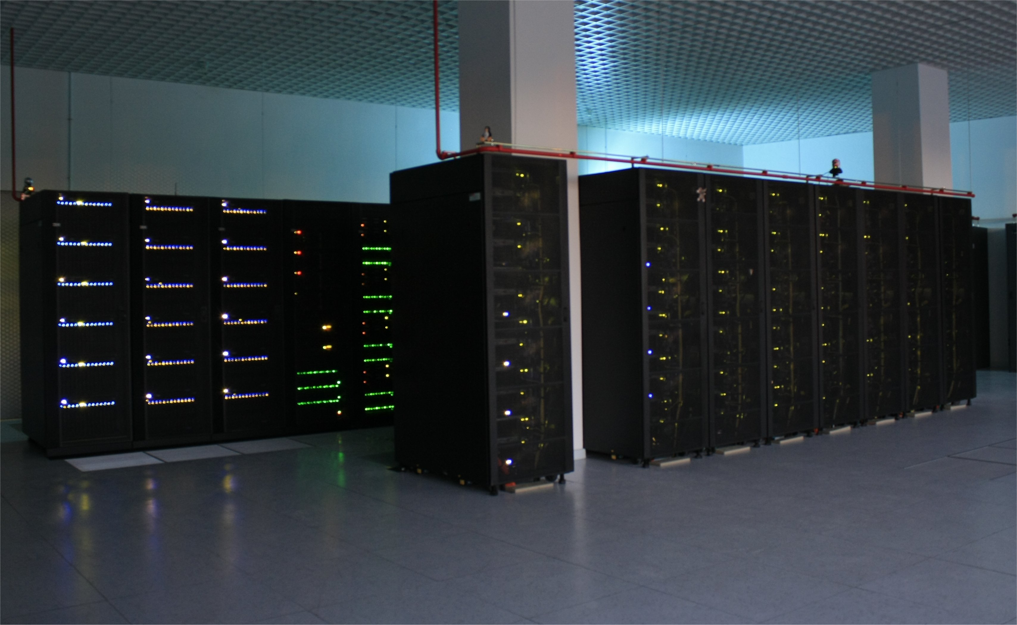 Archivo:UPM-CeSViMa-SupercomputadorMagerit-2010noche.jpg - Wikipedia, la enciclopedia libre
