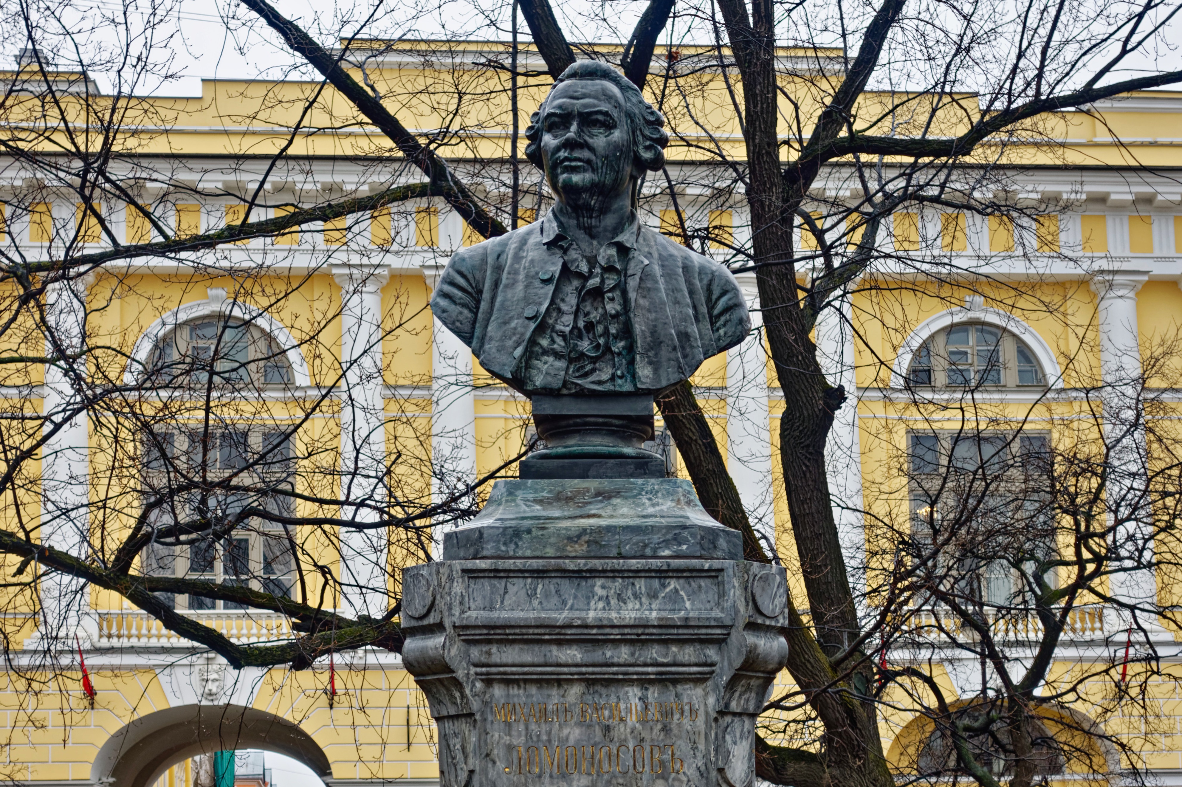 Памятник Ломоносову (Санкт-Петербург, площадь Ломоносова)