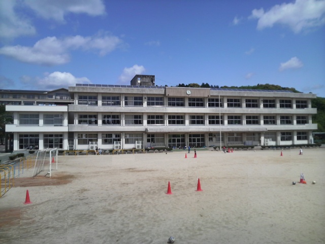 File:伊勢市立上野小学校.JPG