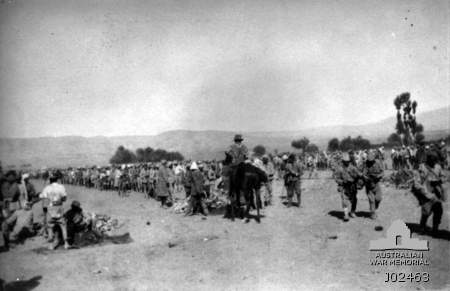 Distribució de racions a alguns dels 18.000 presoners de guerra acampats a Kaukab l'octubre de 1918