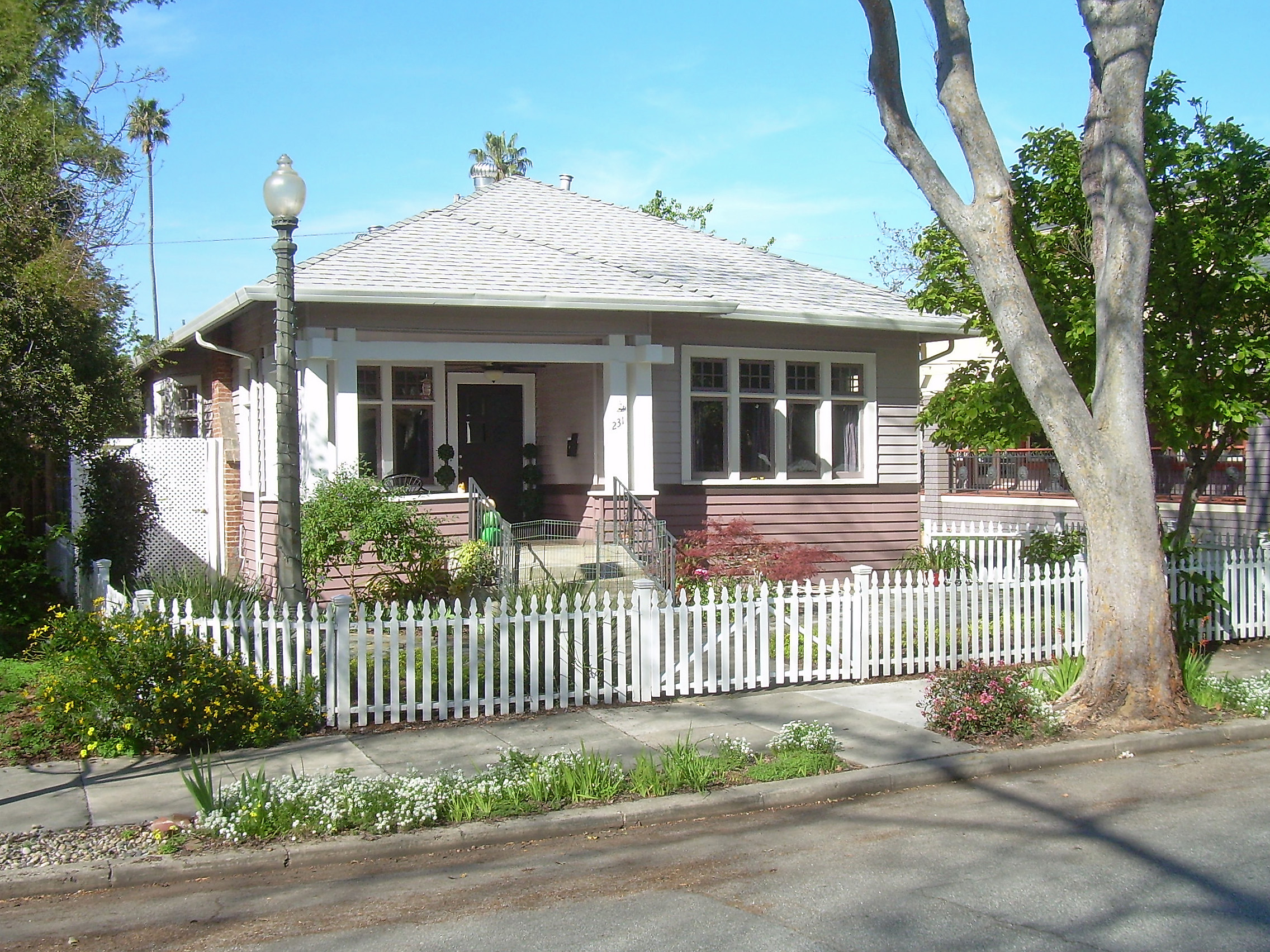 File:American craftsman bungalow in San Jose, Ca (1).jpg - Wikimedia Commons