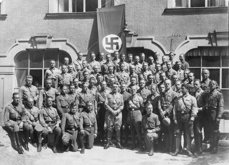 File:Bundesarchiv Bild 146-1972-061-28, Adolf Hitler mit 1. Lehrgang RFS.jpg