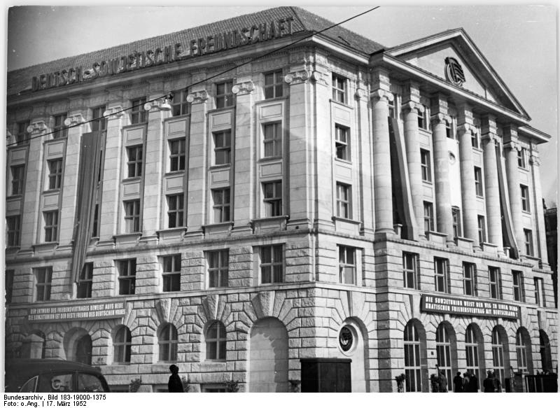 File:Bundesarchiv Bild 183-19000-1375, Berlin, Thälmannplatz, "Glinka Haus".jpg