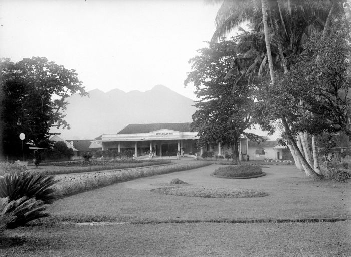 File:COLLECTIE TROPENMUSEUM Hotel Bellevue te Buitenzorg met de vulkaan Salak op de achtergrond TMnr 10017671.jpg