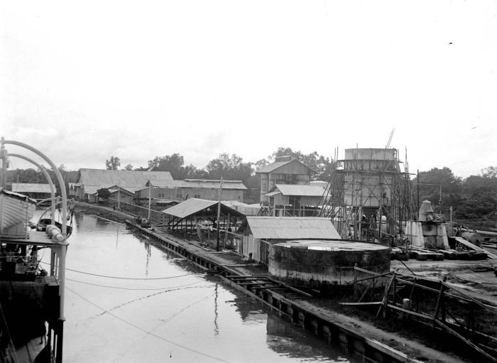 File:COLLECTIE TROPENMUSEUM Petroleum gebouw van de blikkenmakerij TMnr 10006859.jpg