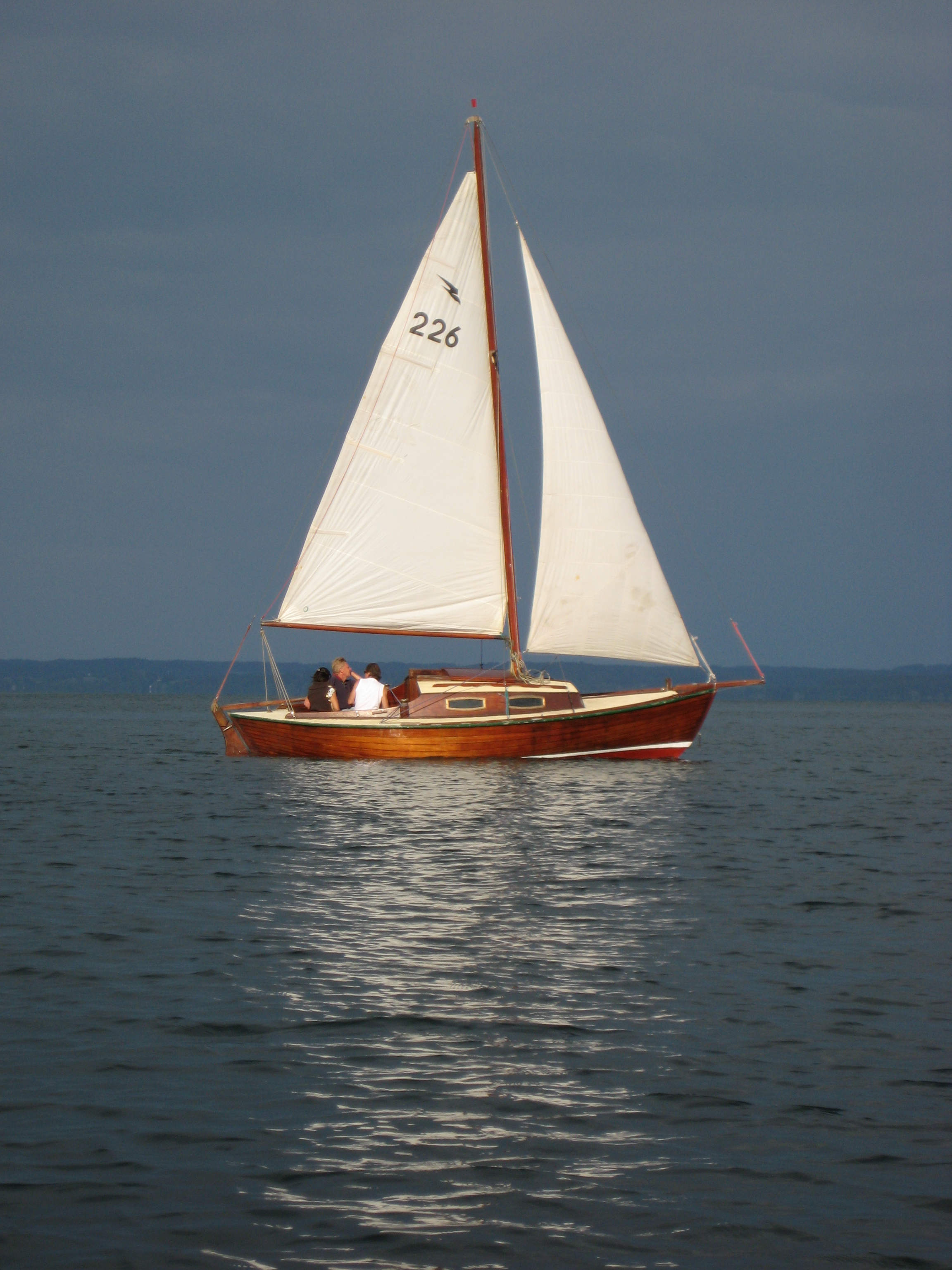 File:Chiemsee Segelboot.jpg - Wikimedia Commons