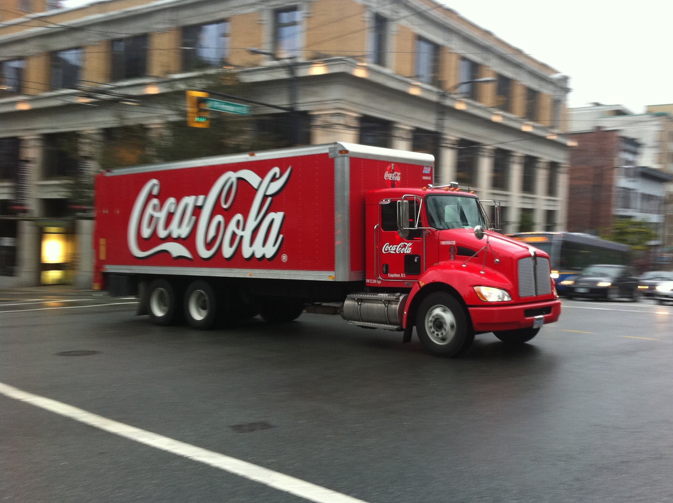 Фура Coca Cola сбоку