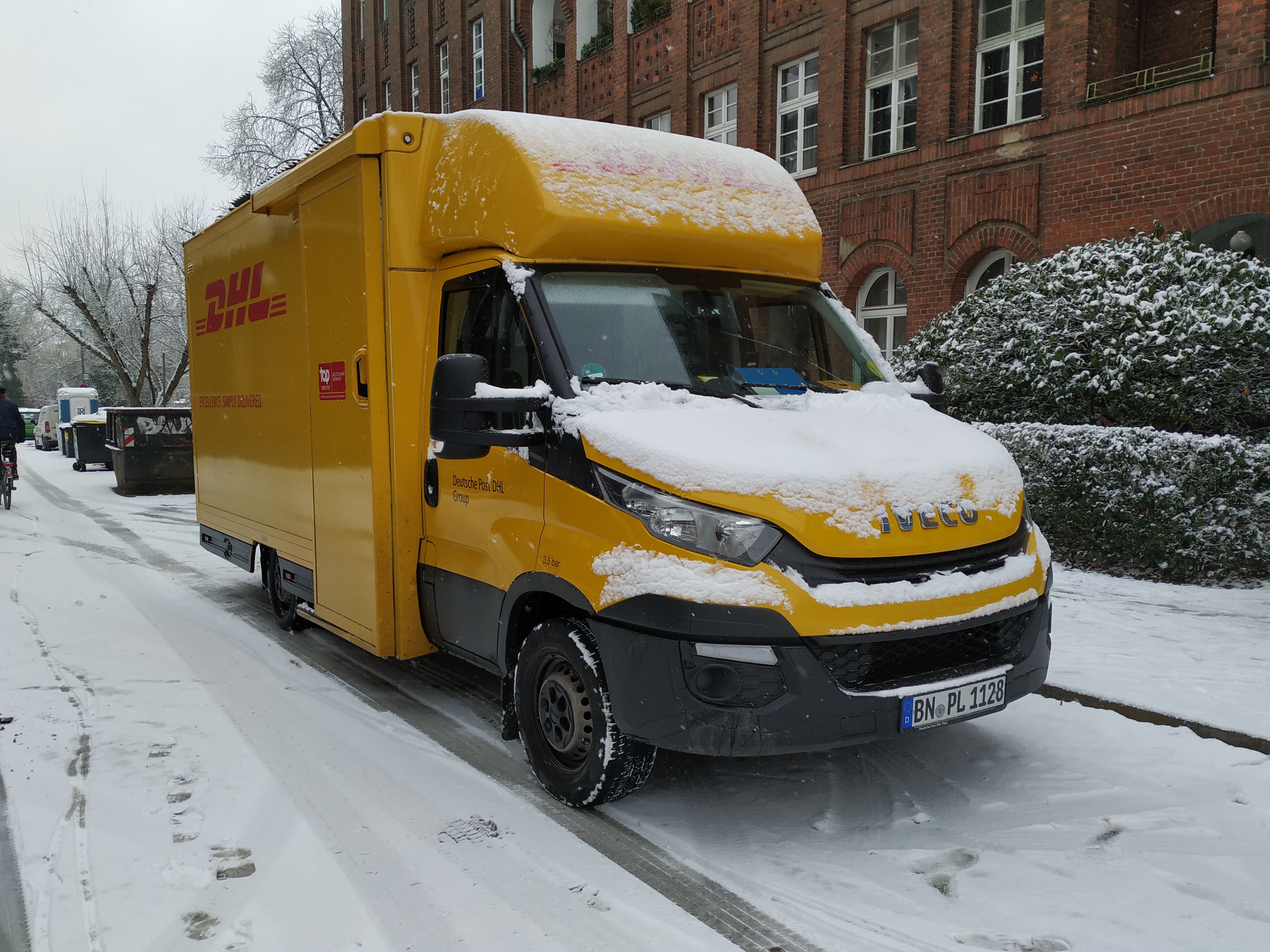 https://upload.wikimedia.org/wikipedia/commons/6/63/DHL_Auto_im_Schnee_01.jpg