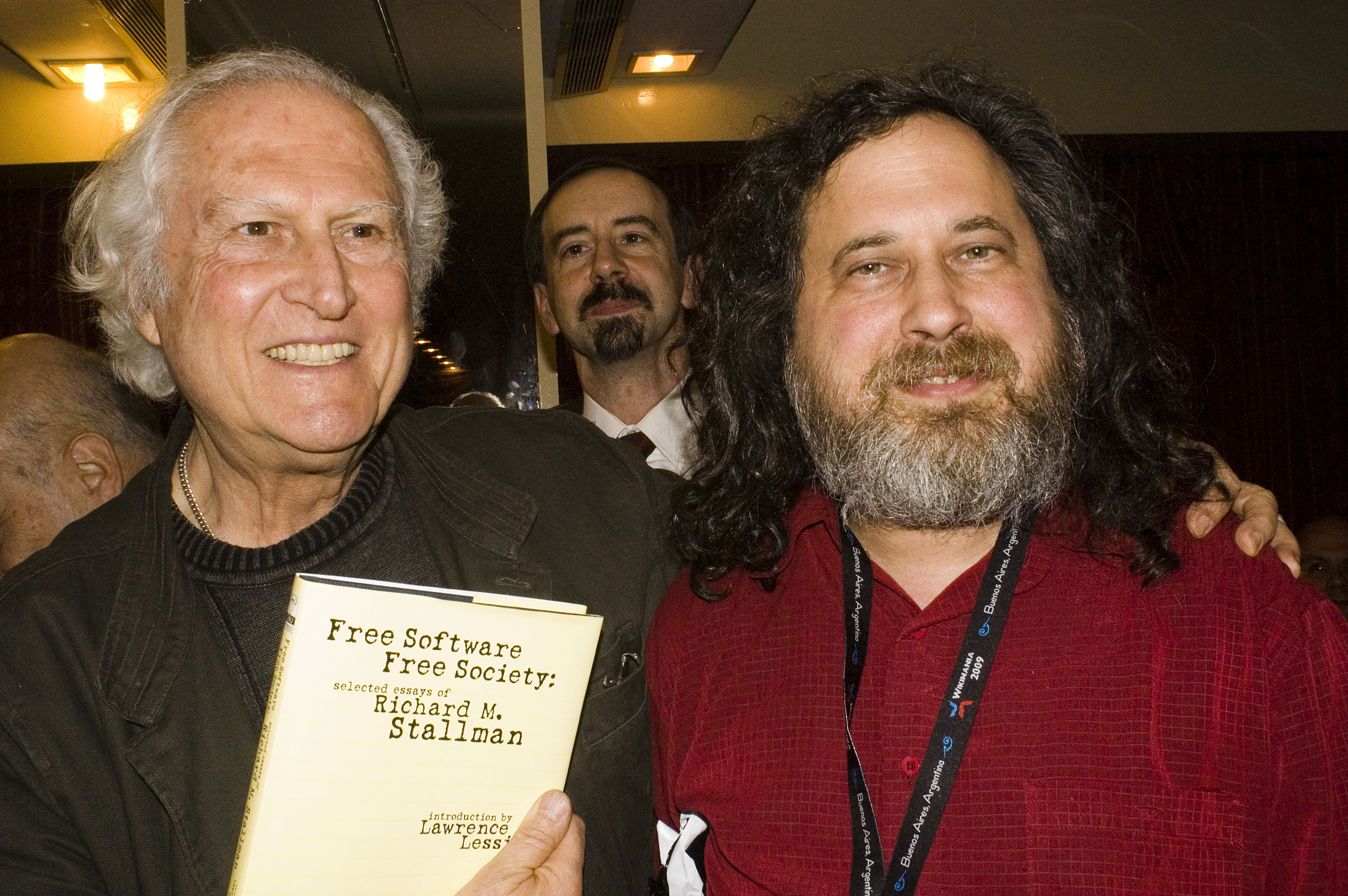 Pino Solanas en la Cena de Bienvenida de Wikimania 2009 en Buenos Aires, junto a Richard M. Stallman.