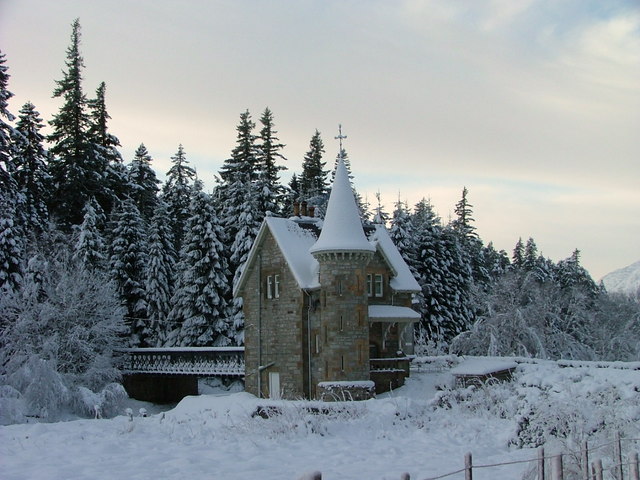 File:Gatehouse to Ardverikie Estate - geograph.org.uk - 1640331.jpg -  Wikimedia Commons