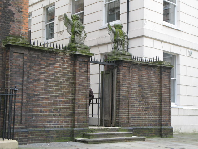 File:Gateway, Field Court, WC1 - geograph.org.uk - 1266655.jpg