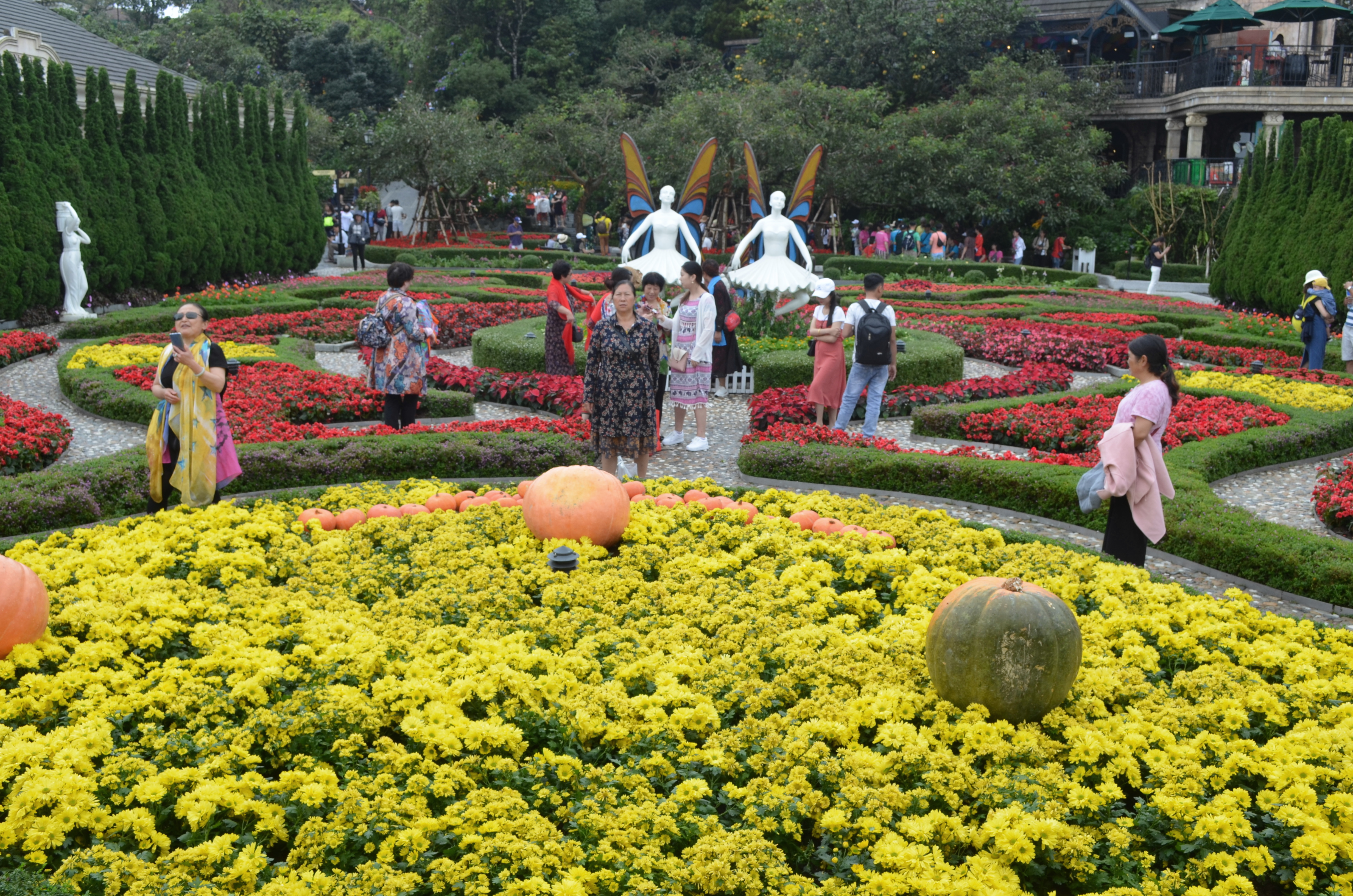 File:Golden Bridge, Ba Na Hills, Vietnam (49057658457).jpg - Wikimedia Commons