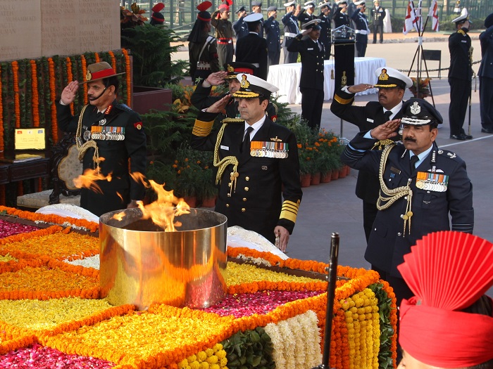 File:Indian Armed Forces services chiefs saluting the martyrs at Amar Jawan Jyoti on Navy Day 2014.jpg