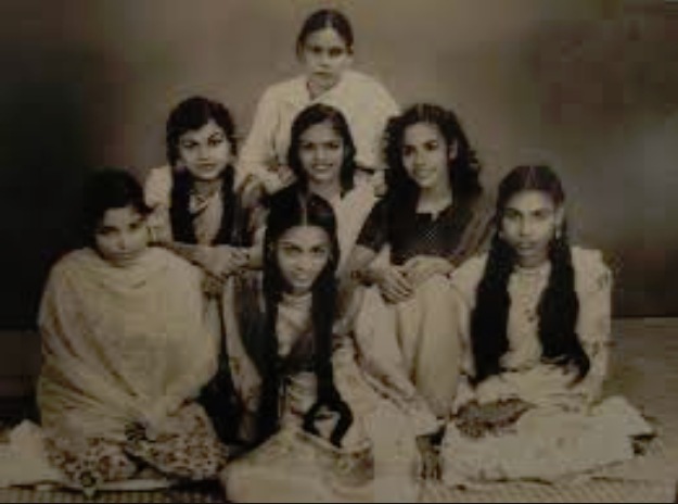 File:Khadija Mastoor and Hajra Masroor with their mother and sisters.png