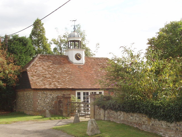 File:Lodge with clock, Pond House, Great Hampden - geograph.org.uk - 229829.jpg