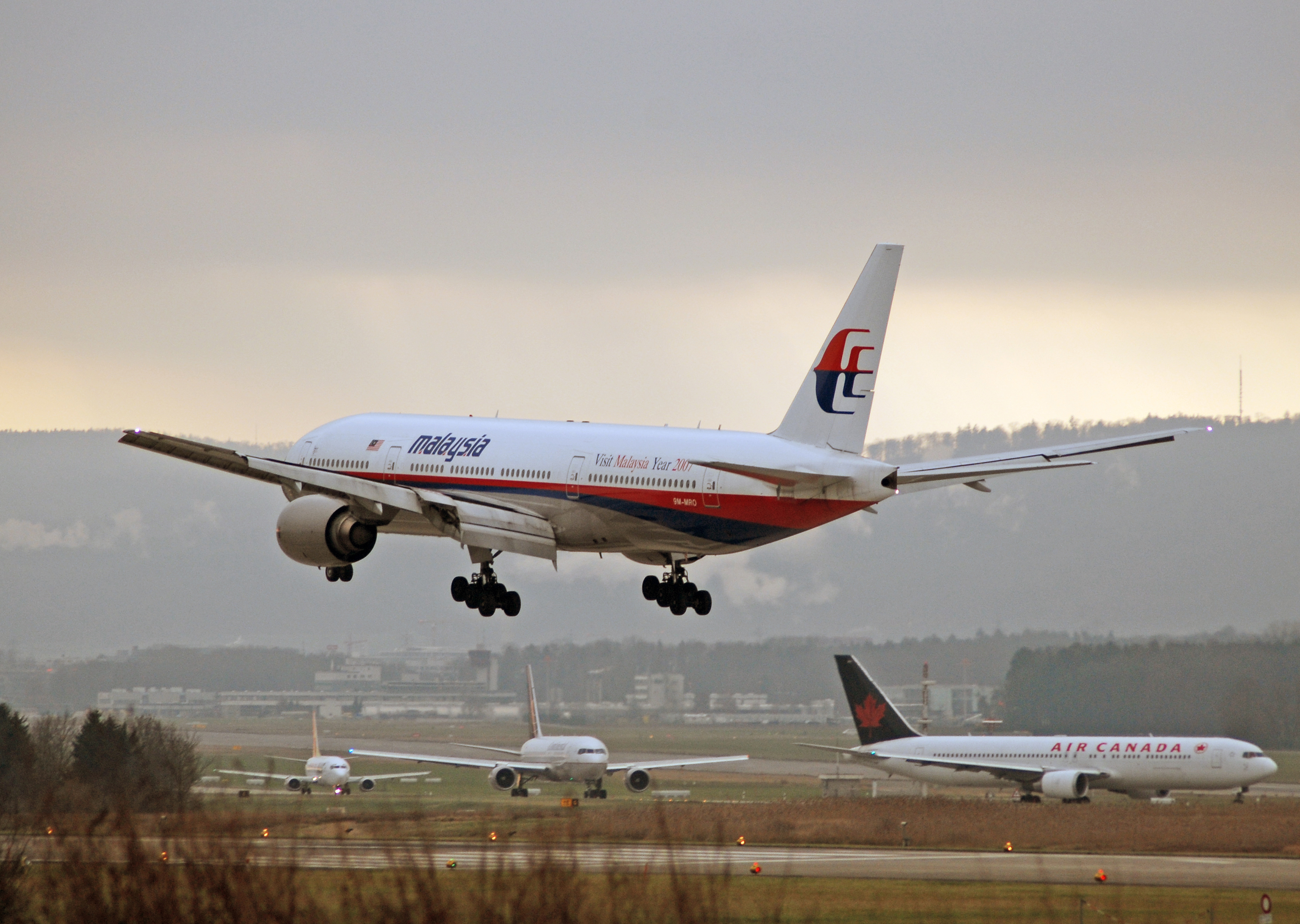 Рейс 370. Boeing 777 mh370. Боинг 777 Малайзия. Боинг 777 малазийский авиалиний. Рейс 370 Malaysia Airlines.