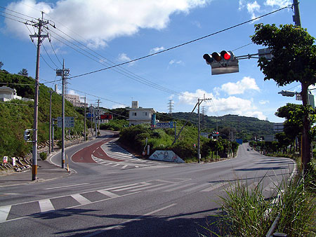 File:Nakagusuku-Koen-Iriguchi Intersection.jpg