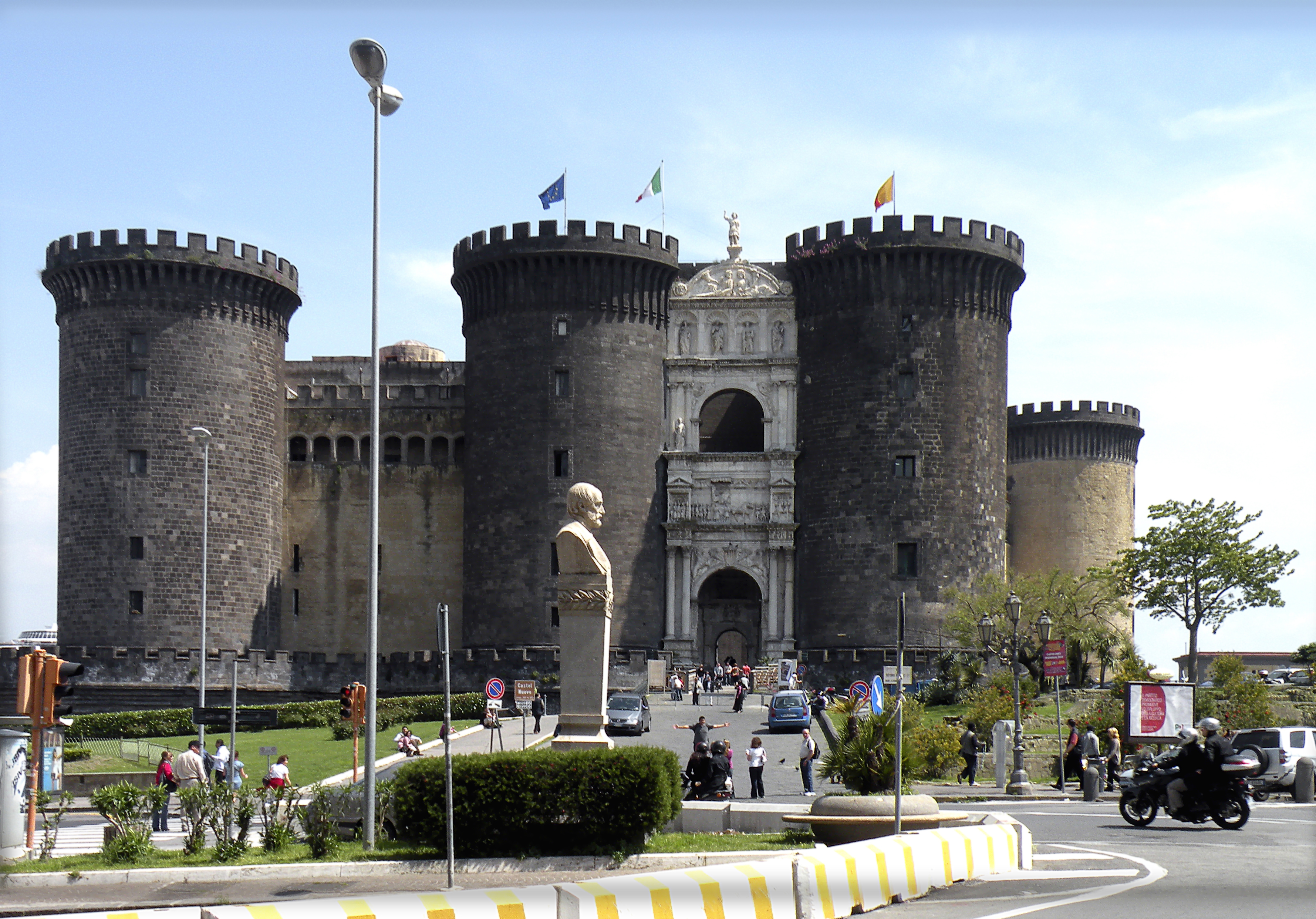 Napoli_Castello_Nuovo.jpg