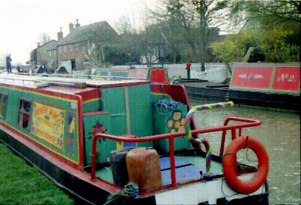 File:Narrow Boats at Stoke Bruerne - geograph.org.uk - 803739.jpg