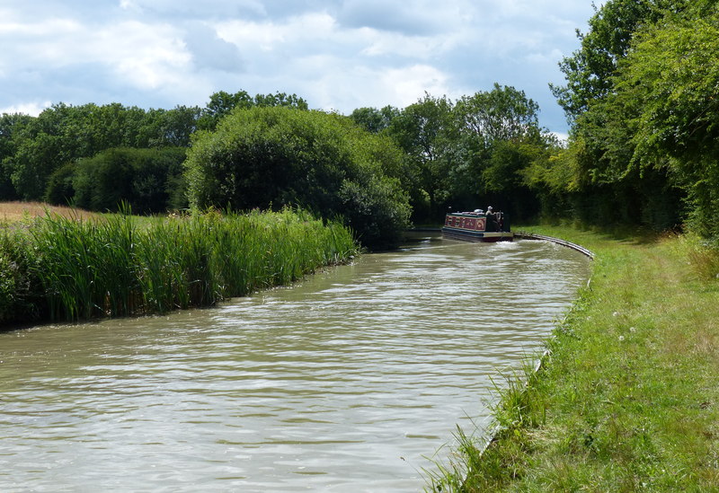 Narrowboat on the Grand Union Canal - geograph.org.uk - 4595349