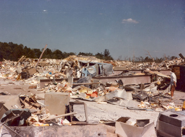 File:Niles Park Plaza 1985 tornado.jpg