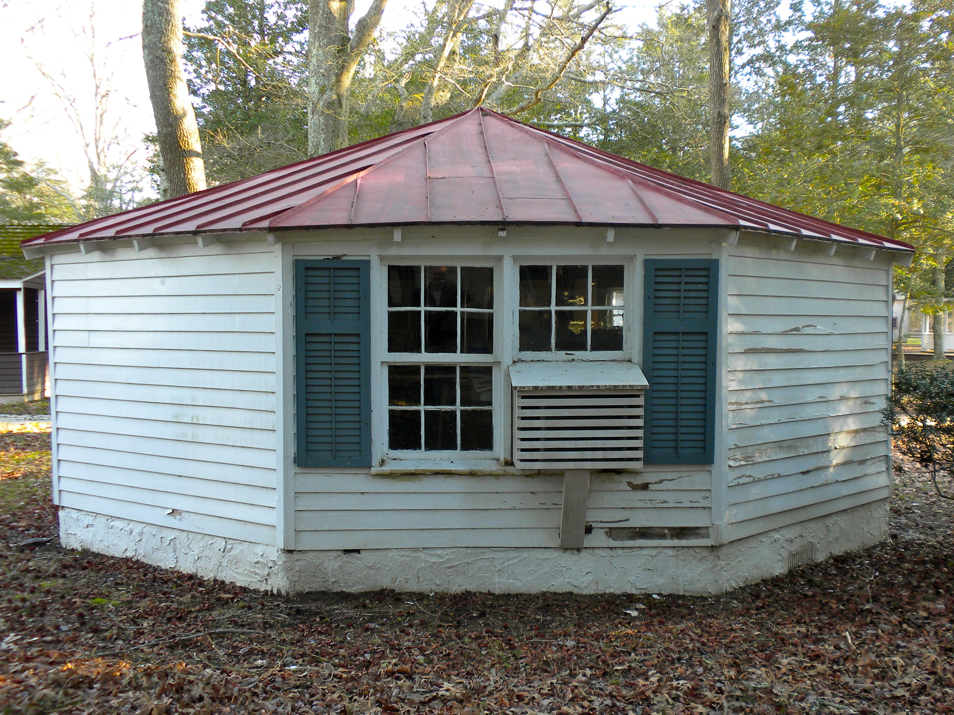 File:Octagonal Chicken Coop.JPG - Wikimedia Commons