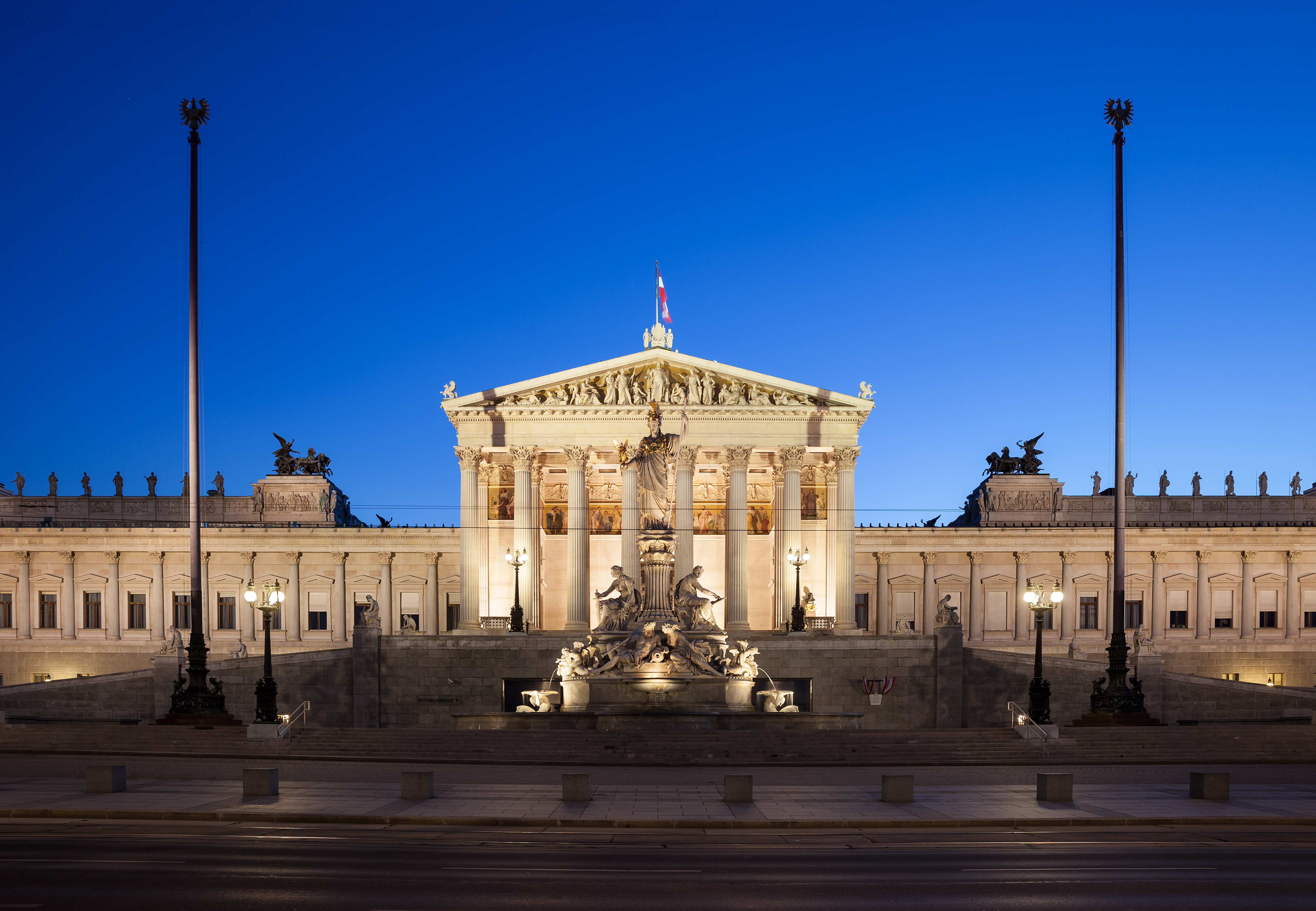 Parlament Wien abends.jpg