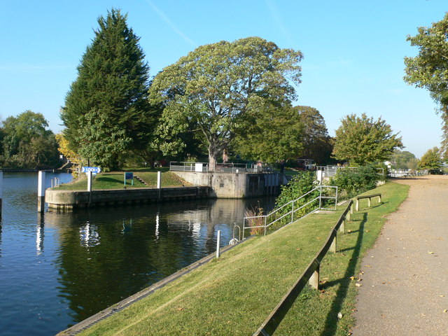 File:Penton Hook Lock - geograph.org.uk - 2659232.jpg