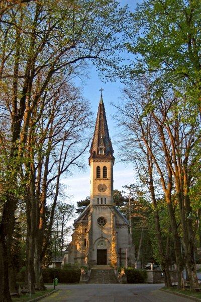 https://upload.wikimedia.org/wikipedia/commons/6/63/Pfarrkirche_weissenbach_an_d_Triesting-kirchenplatz-point_de_vue-wi_-spring.jpg