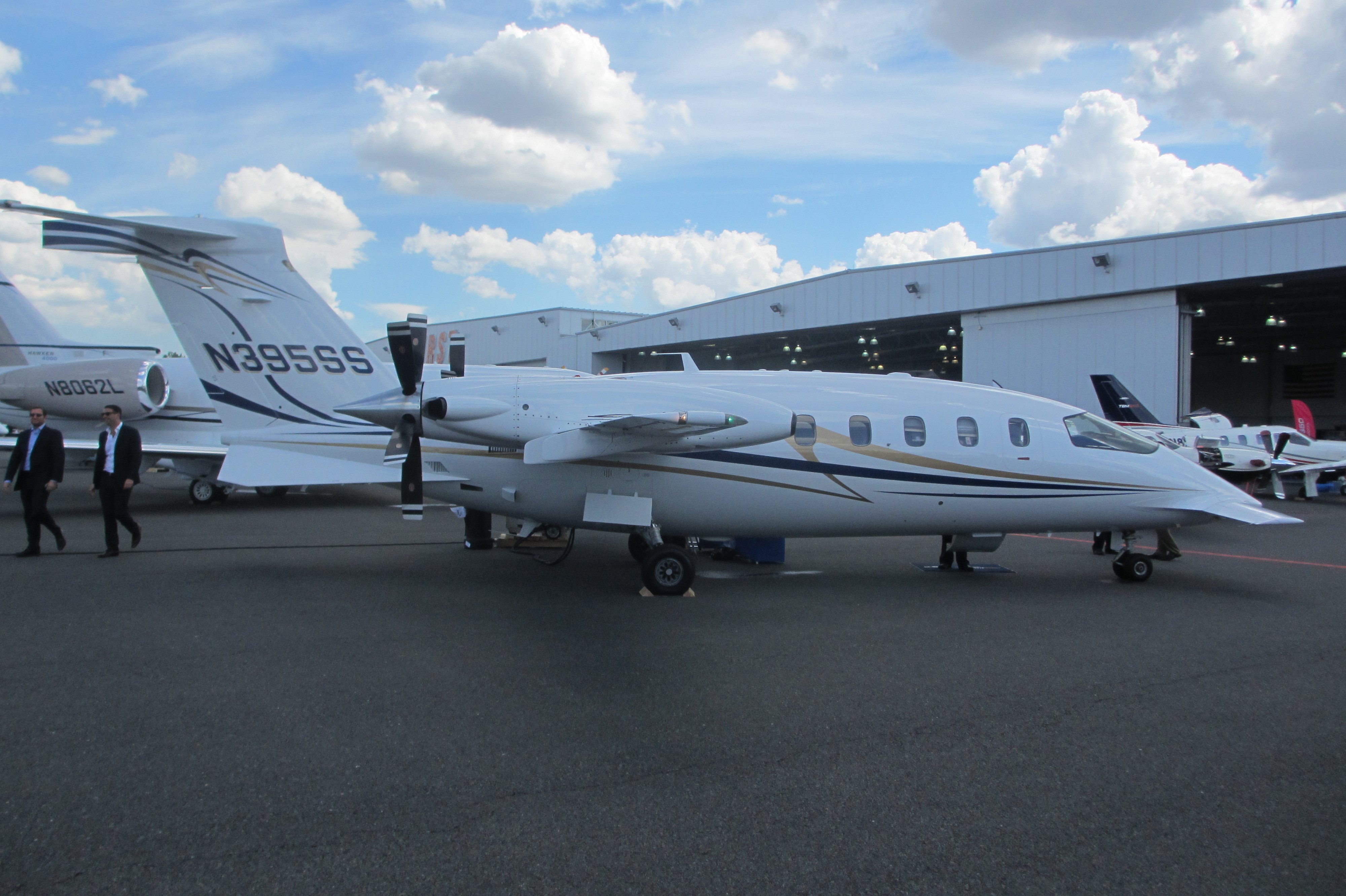 N 395 1. Piaggio p.180 Avanti экстерьер. Piaggio p.180 внутри.