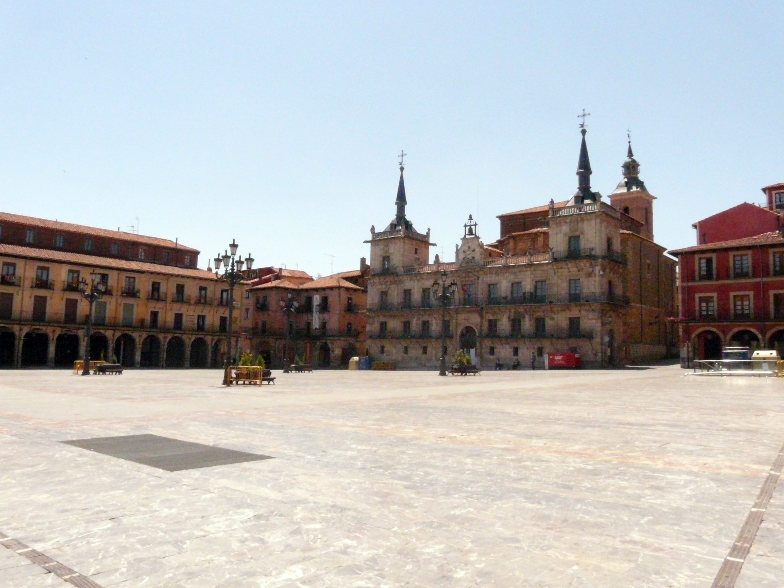 Archivo:Plaza Mayor de Leó - Wikipedia, la enciclopedia libre